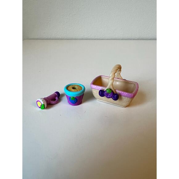 Strawberry Shortcake "Goodies-To-Go" Scooter and Blueberry Pie Accessories - Picture 9 of 10